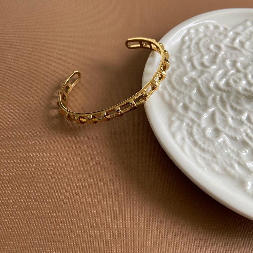 Pretty cuff bracelet in golden tone metal - Picture 16 of 16